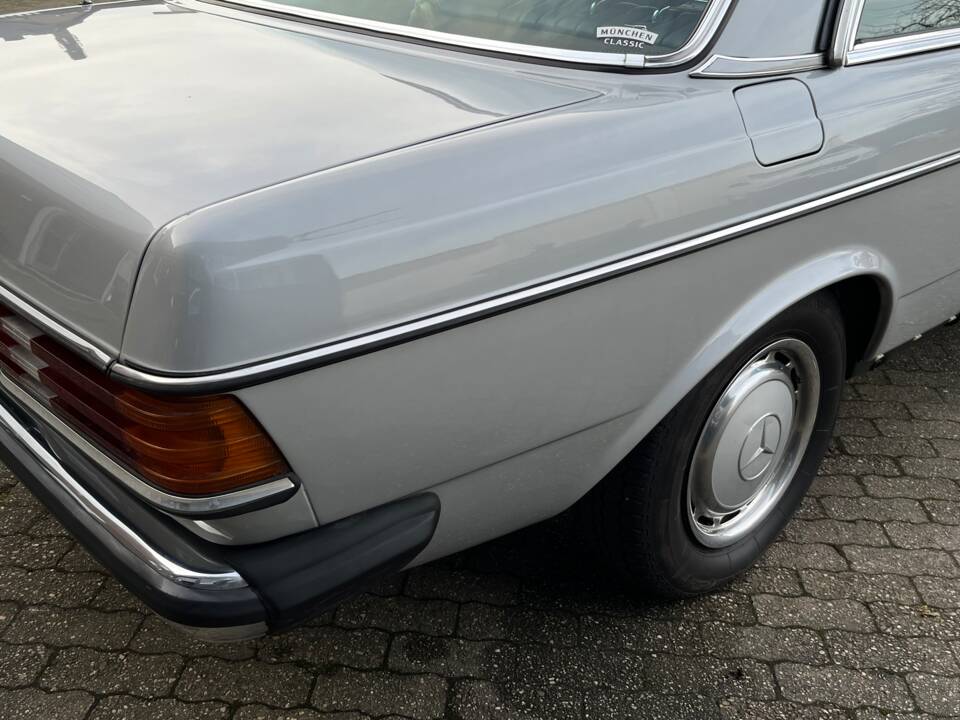 Image 45/51 of Mercedes-Benz 300 D lang (1985)