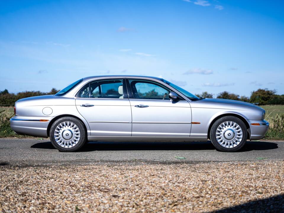 Image 2/50 of Jaguar XJ 8 4.2 (2003)
