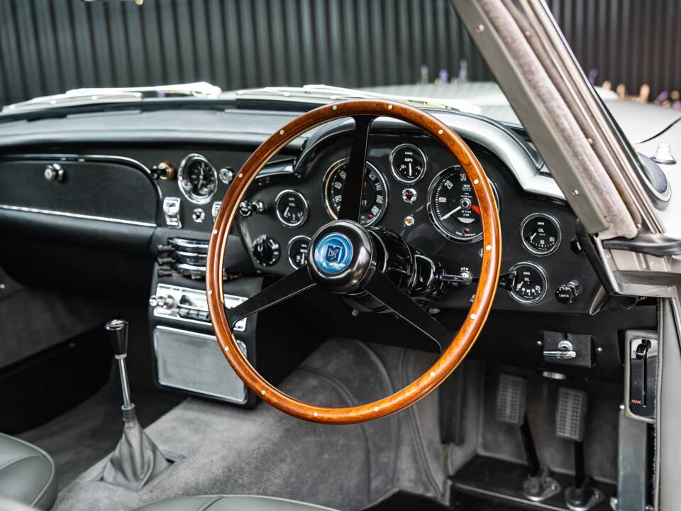 Image 15/42 de Aston Martin DB 5 (1964)