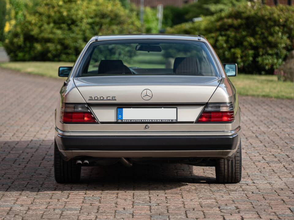 Immagine 17/73 di Mercedes-Benz 300 CE (1991)