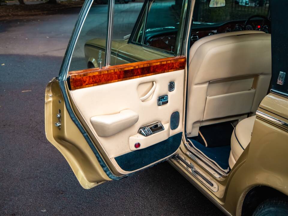 Image 13/36 de Rolls-Royce Silver Shadow II (1980)