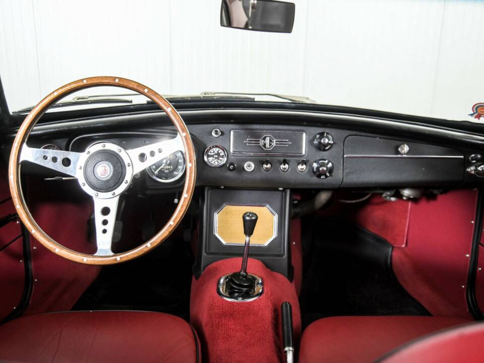 Image 3/50 de MG MGB GT (1966)