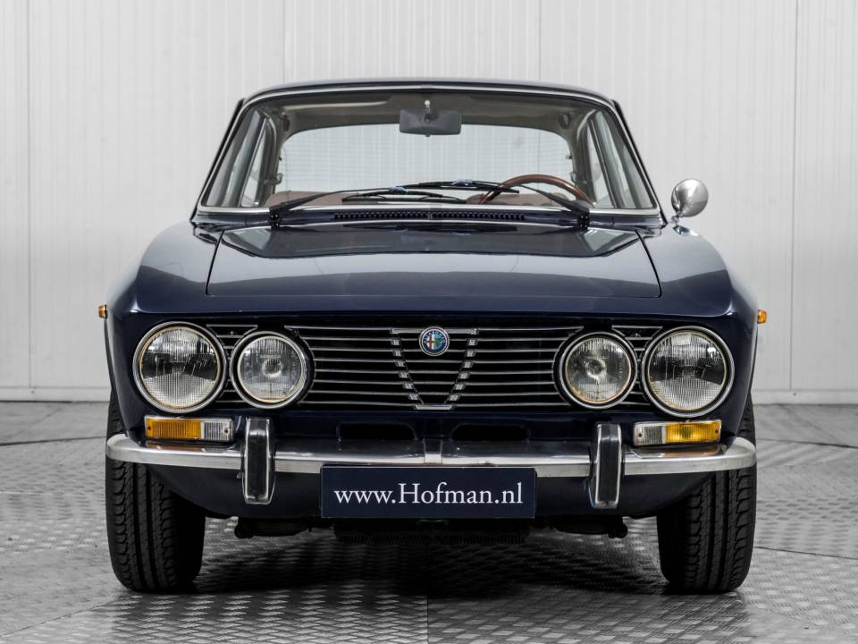 Image 17/50 of Alfa Romeo Giulia GT 1300 Junior (1976)