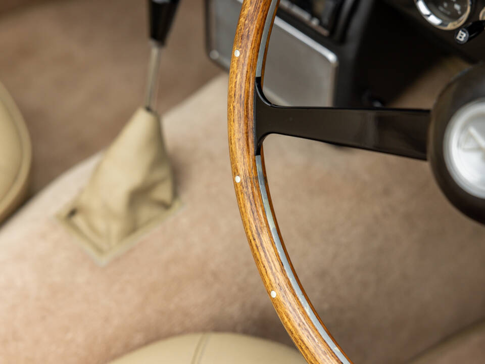 Immagine 43/57 di Aston Martin DB 6 Volante (1969)