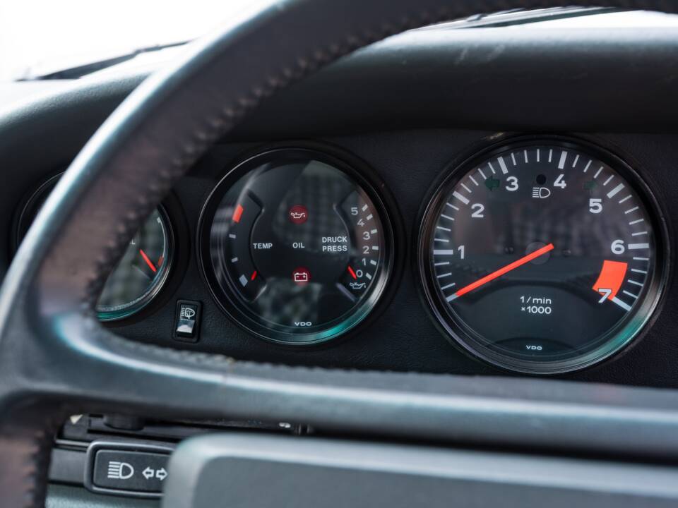Image 31/52 of Porsche 911 Carrera 3.2 (1989)