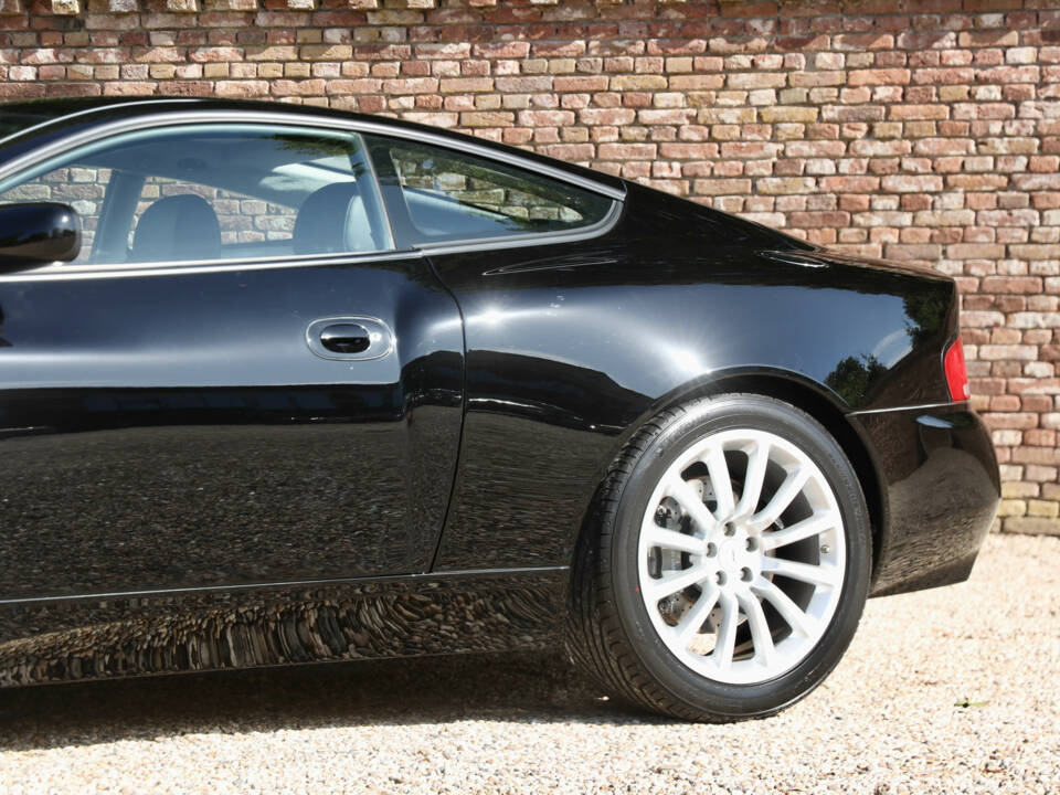 Immagine 21/50 di Aston Martin V12 Vanquish (2002)