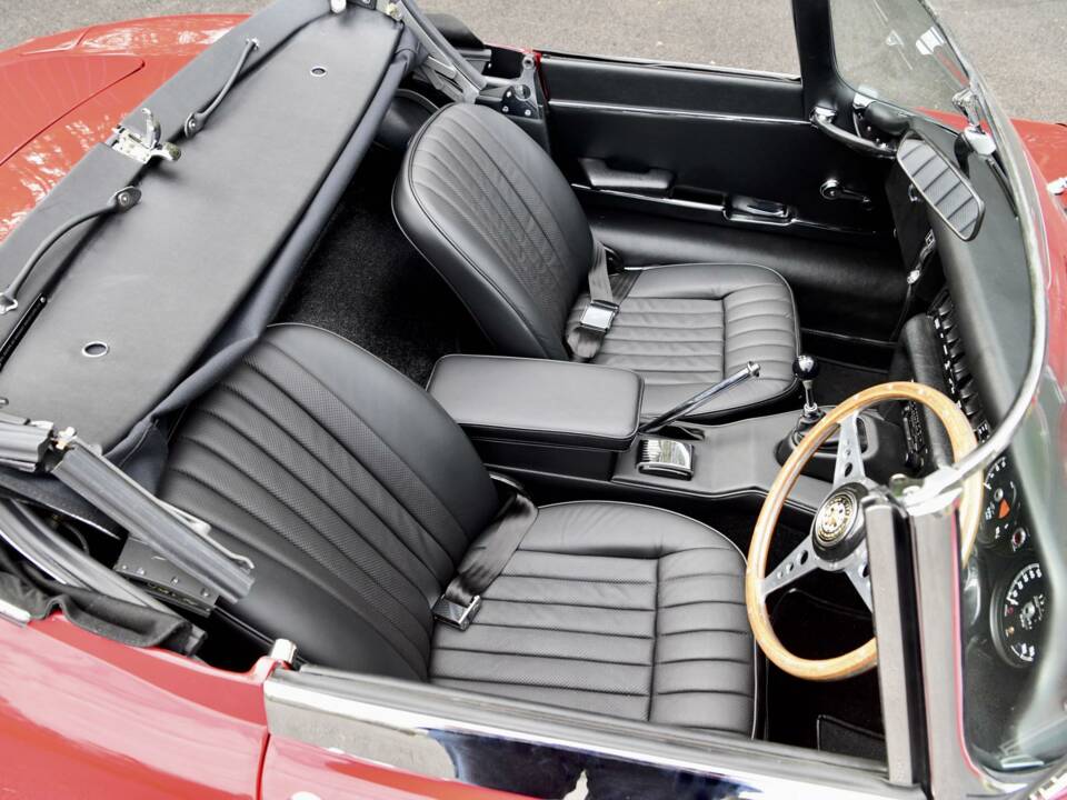 Image 40/49 de Jaguar E-Type (1970)
