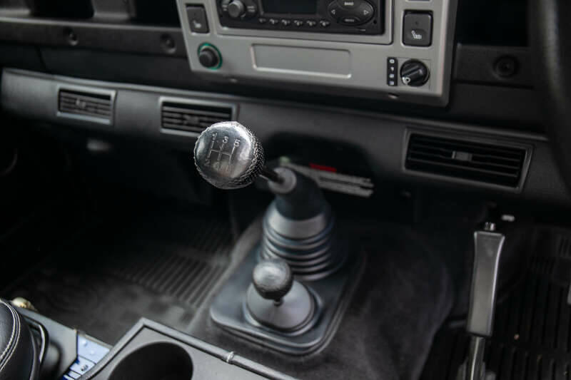 Image 33/50 de Land Rover Defender 90 Td5 (2003)