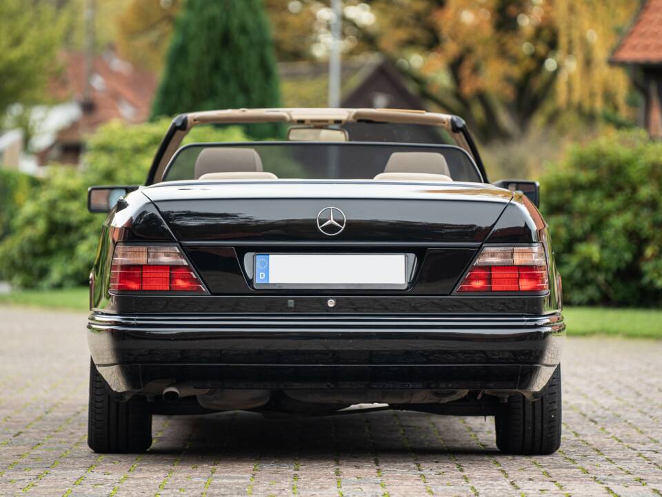 Image 20/83 de Mercedes-Benz E 220 (1996)