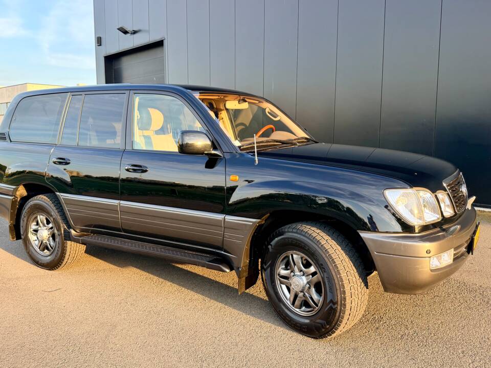 Image 11/32 of Lexus LX 470 (2003)