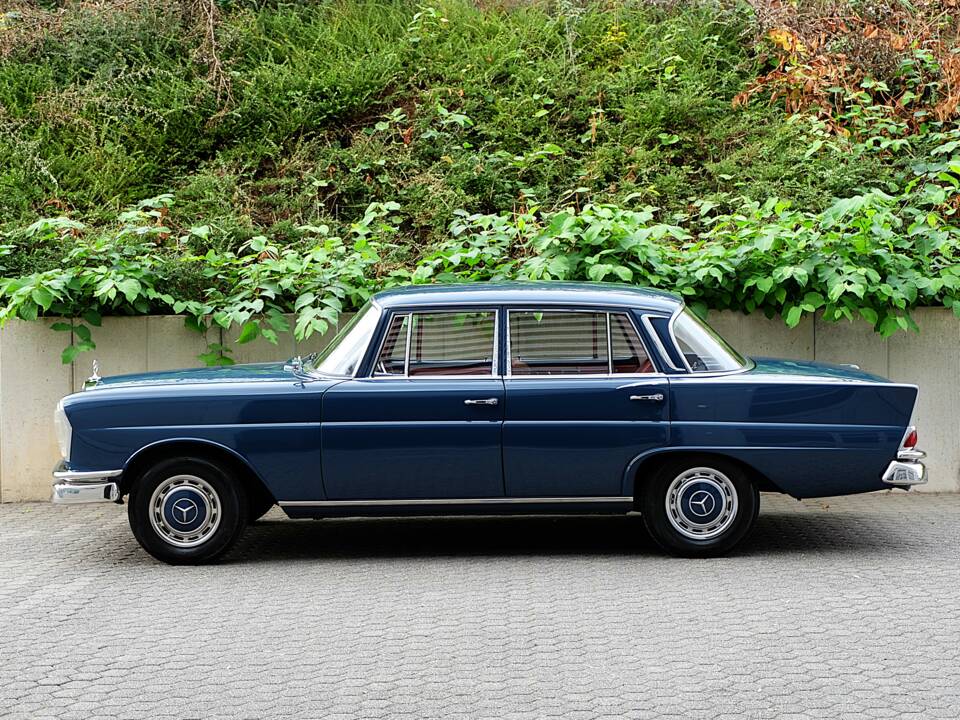 Image 17/76 de Mercedes-Benz 220 S b (1963)