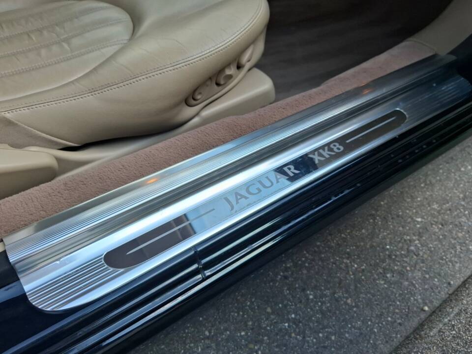 Image 16/23 of Jaguar XK8 4.2 (2005)