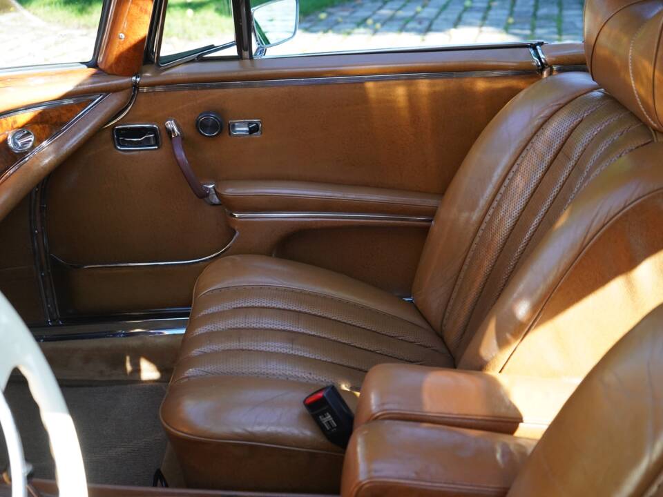 Image 4/17 de Mercedes-Benz 280 SE 3,5 (1970)