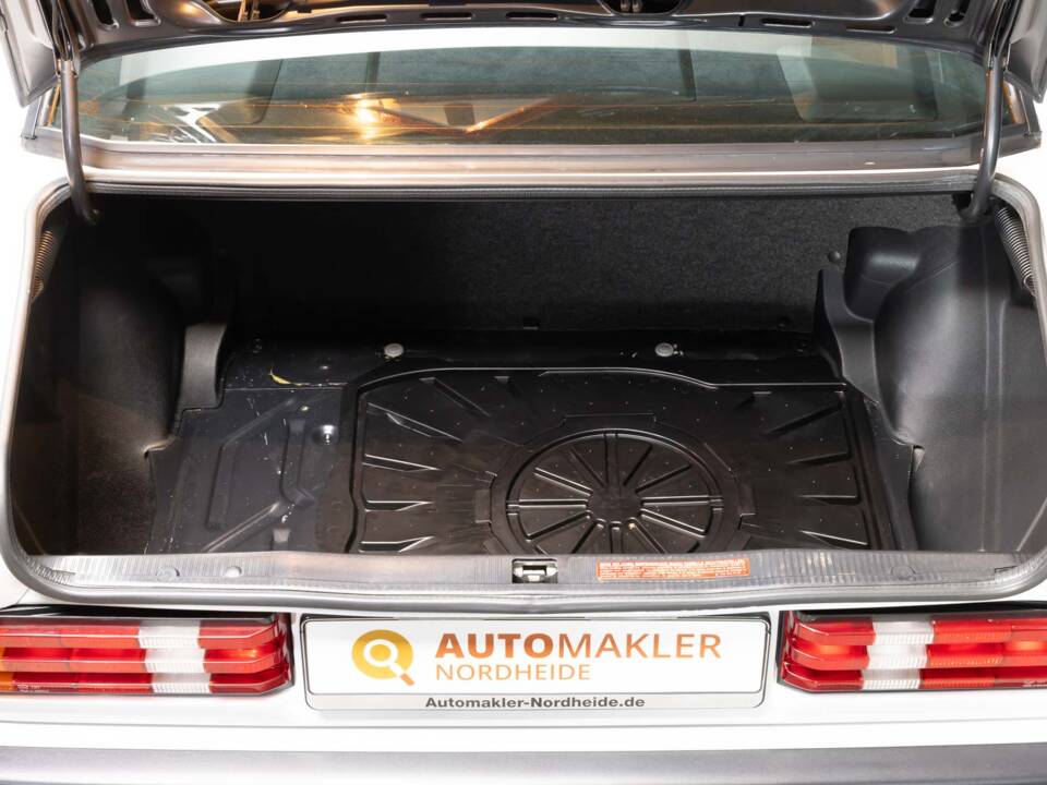 Image 30/78 de Mercedes-Benz 190 E 1.8 (1992)
