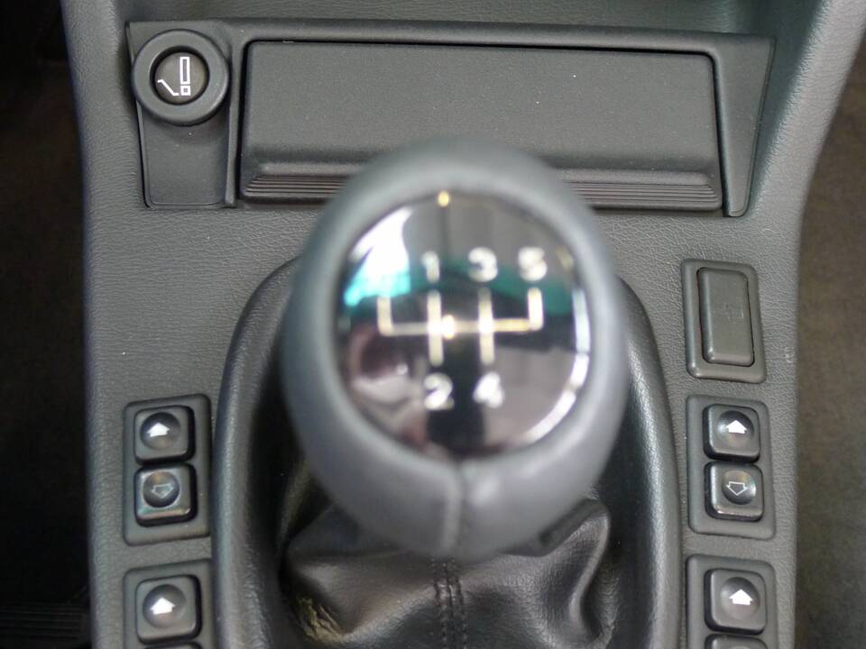 Image 4/37 of BMW 325i (1991)