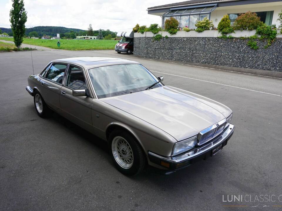 Image 11/61 de Jaguar Sovereign 3.6 (1987)