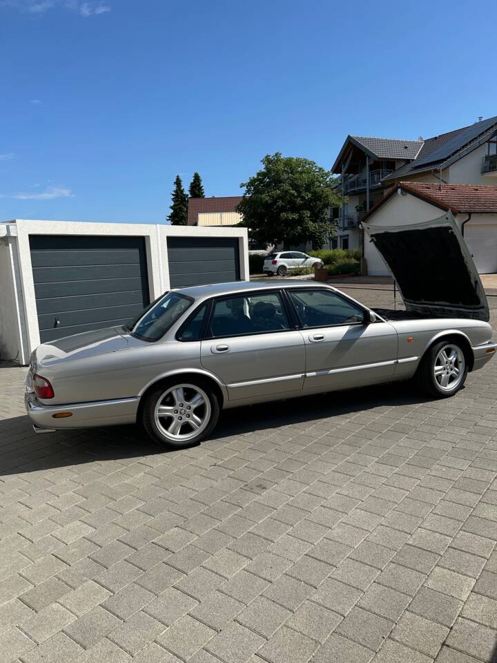 Image 4/9 of Jaguar XJR 4.0 (2000)