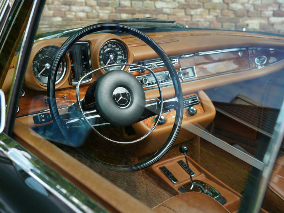 Image 45/50 of Mercedes-Benz 280 SE 3,5 (1971)