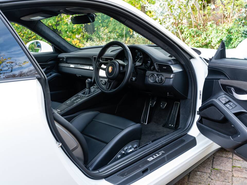 Image 21/42 of Porsche 911 R (2016)