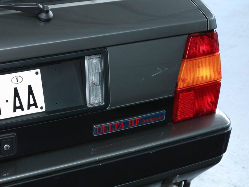 Image 17/50 of Lancia Delta HF Integrale (1988)