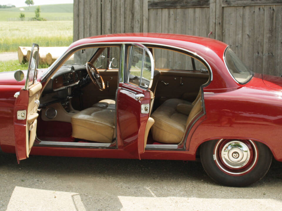 Image 3/22 of Daimler Sovereign 4.2 (1969)