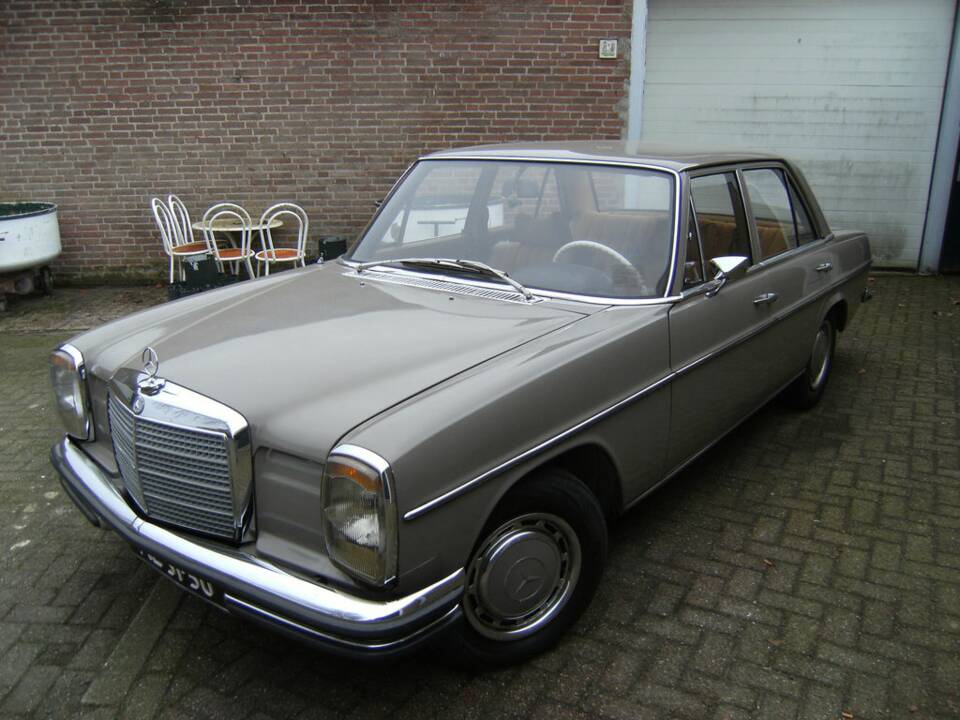 Image 1/8 of Mercedes-Benz 230 (1972)