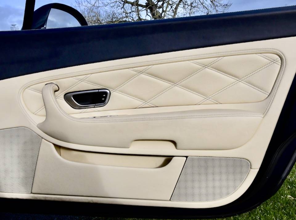Image 16/44 de Bentley Continental GT (2010)