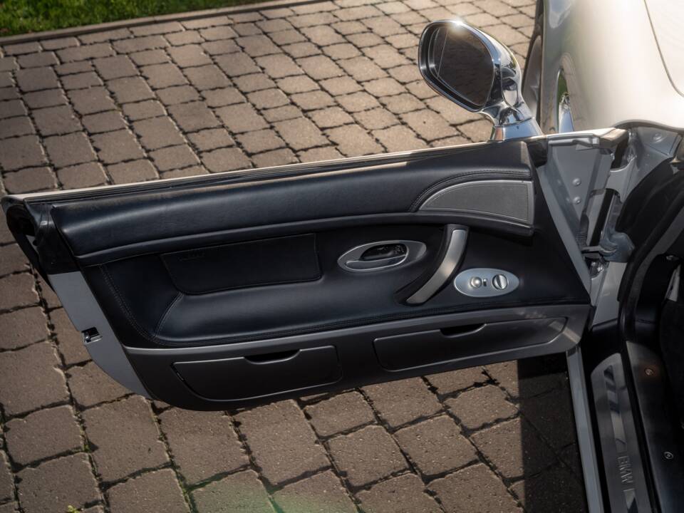 Image 50/84 of BMW Z8 (2001)