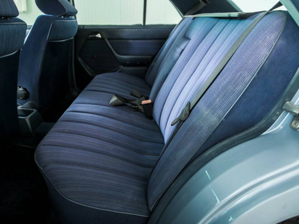 Bild 32/50 von Mercedes-Benz 230 E (1985)