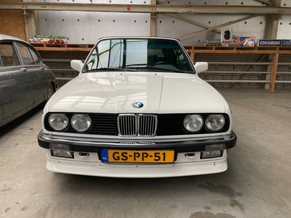 Image 29/34 de BMW 325i (1987)