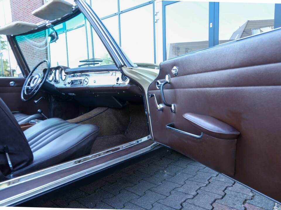 Image 47/50 of Mercedes-Benz 250 SL (1967)