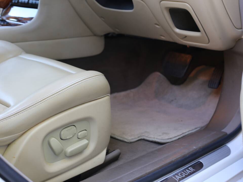 Imagen 68/77 de Jaguar XJ 8 4.2 (2005)