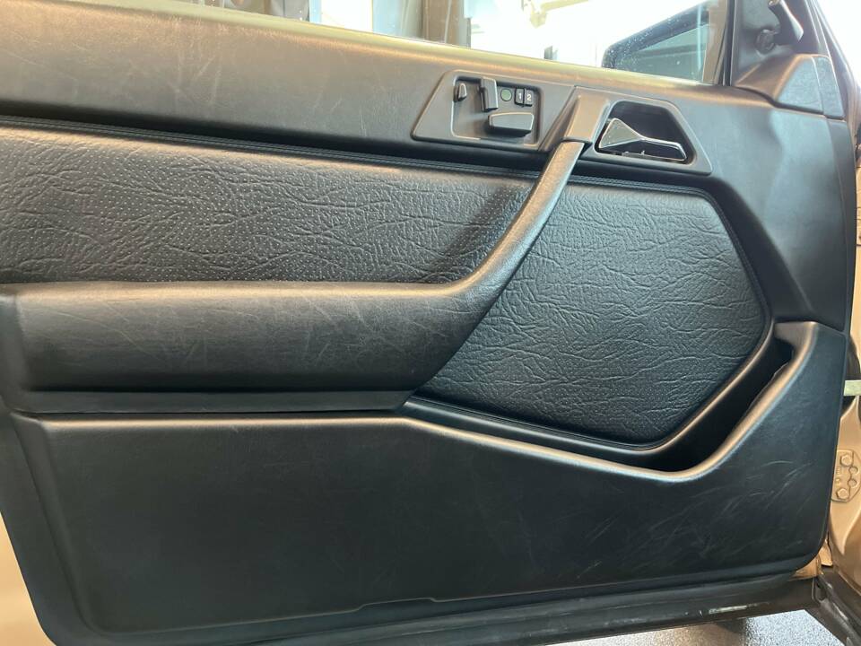 Bild 16/22 von Mercedes-Benz 300 E 4-Matic (1988)