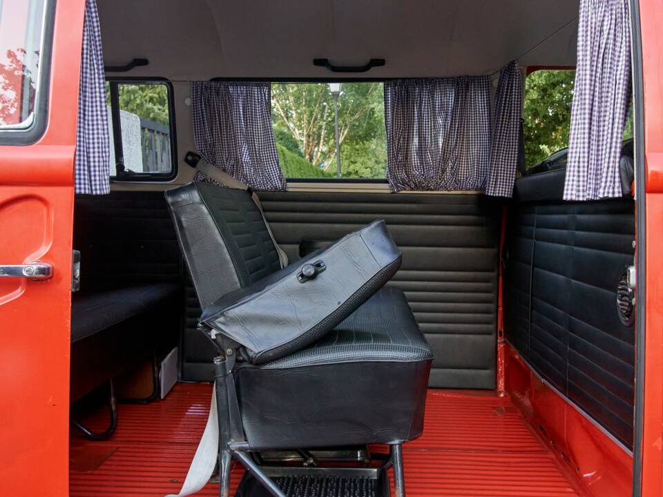 Bild 9/17 von Volkswagen T2b Kleinbus (1974)