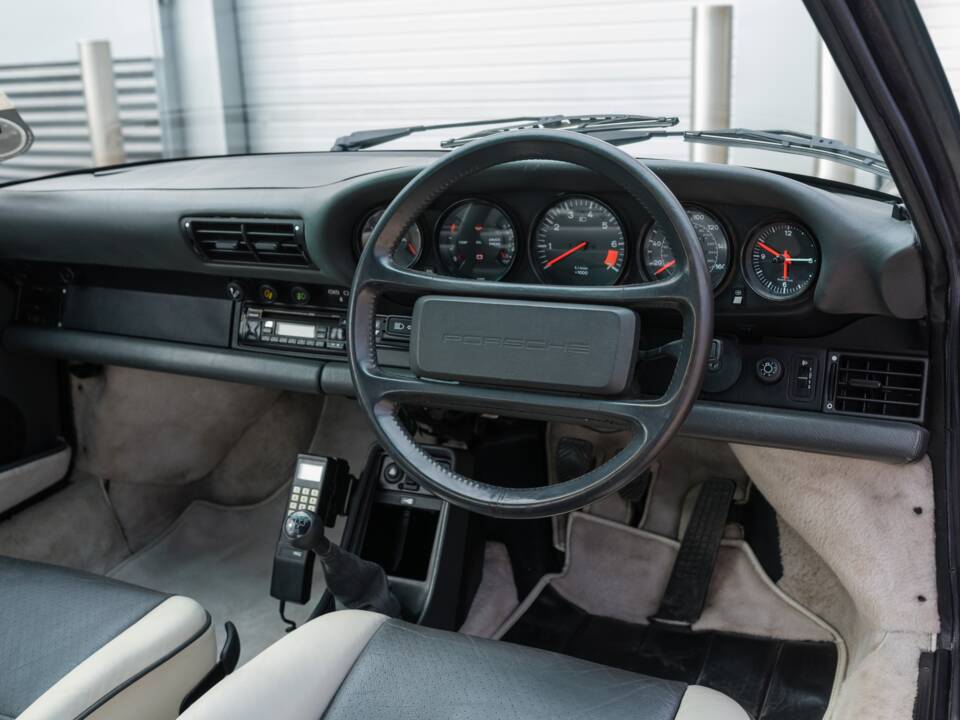 Image 29/52 of Porsche 911 Carrera 3.2 (1989)