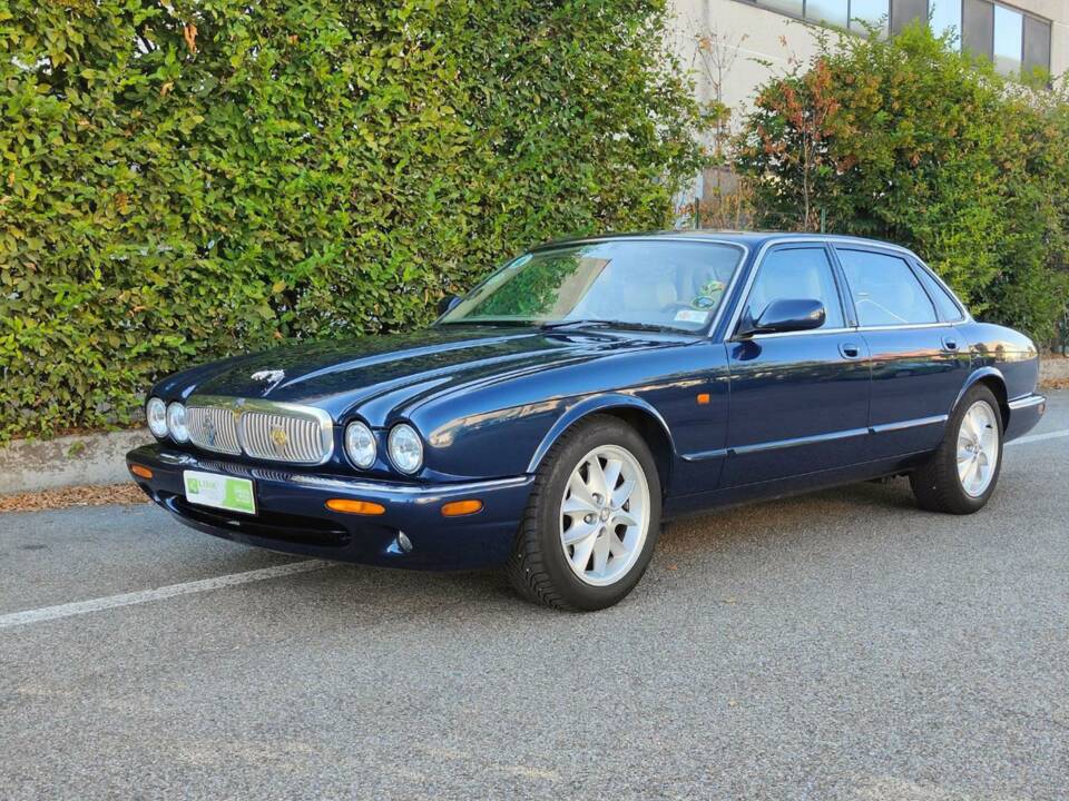 Image 13/30 de Jaguar XJ 8 4.0 Executive (1998)