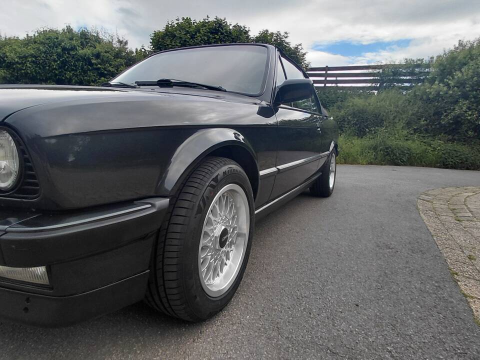 Immagine 49/53 di BMW 320i (1989)