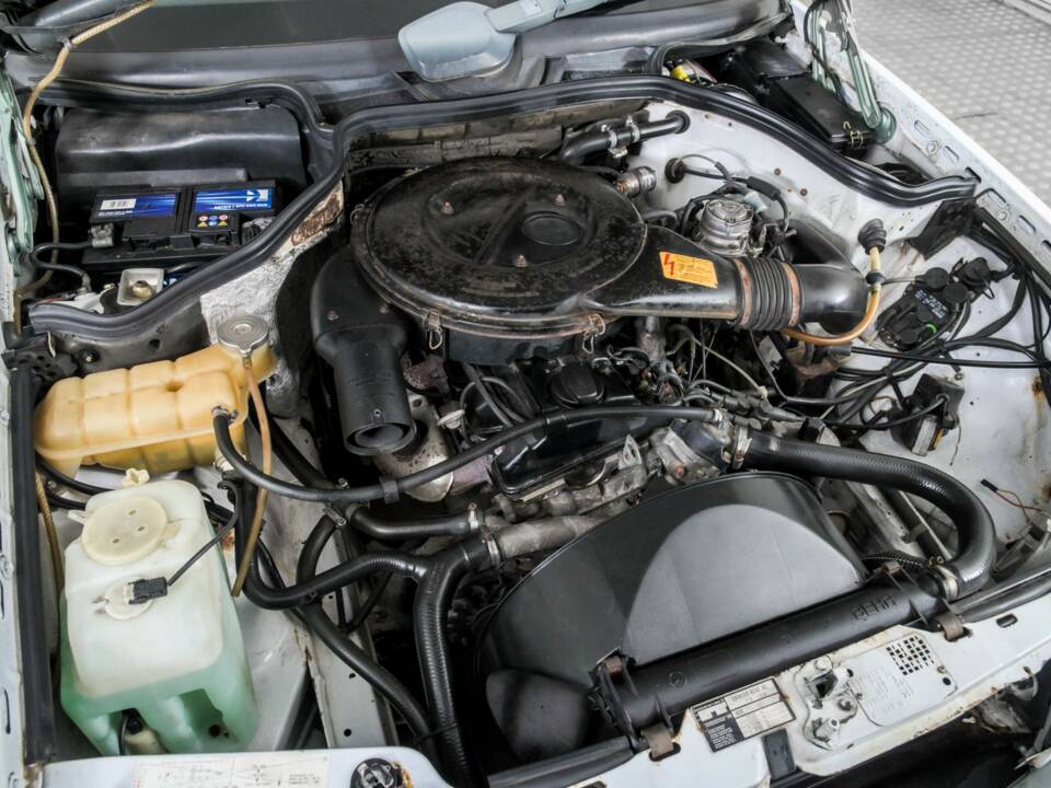 Image 27/50 of Mercedes-Benz 200 (1986)