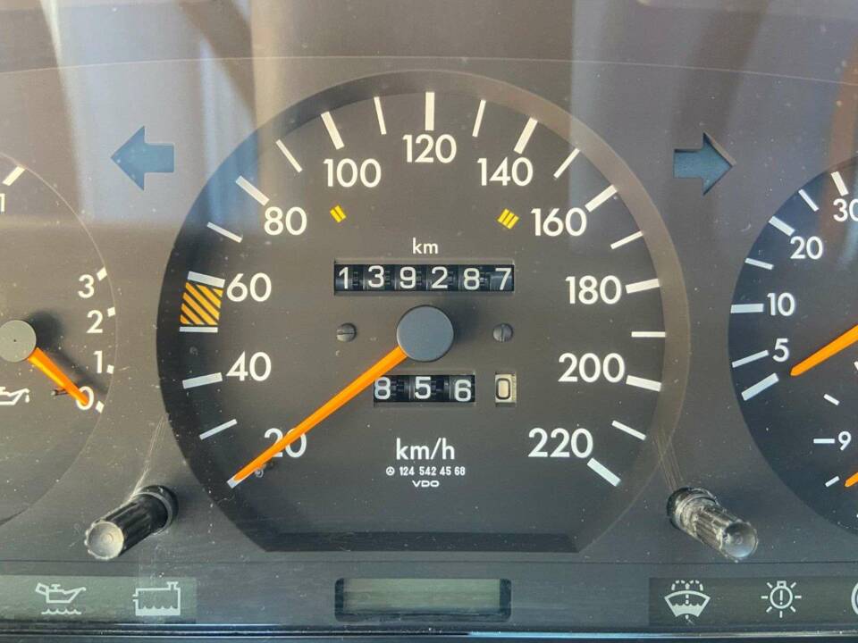 Immagine 7/18 di Mercedes-Benz 230 CE (1991)