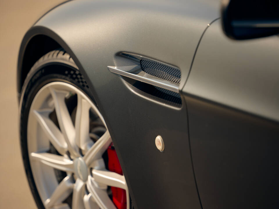 Image 6/14 of Aston Martin V8 Vantage (2007)