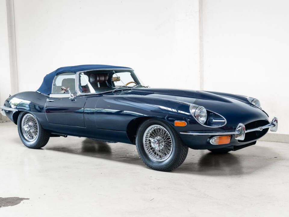 Image 3/36 of Jaguar E-Type (1969)
