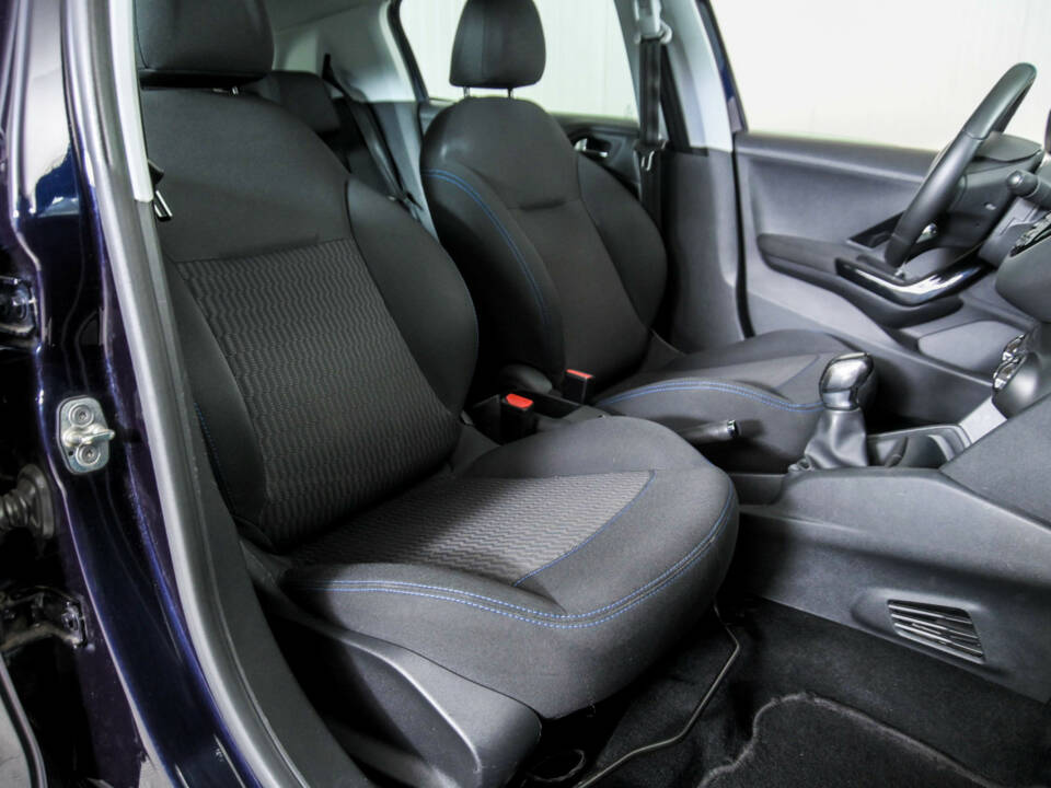 Image 16/50 of Peugeot 208 1.2 PureTech 82 (2019)