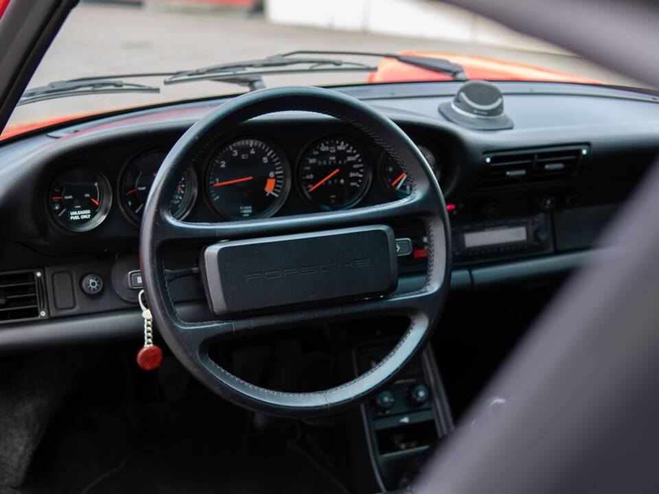 Image 23/29 of Porsche 911 Carrera 3.2 (1989)