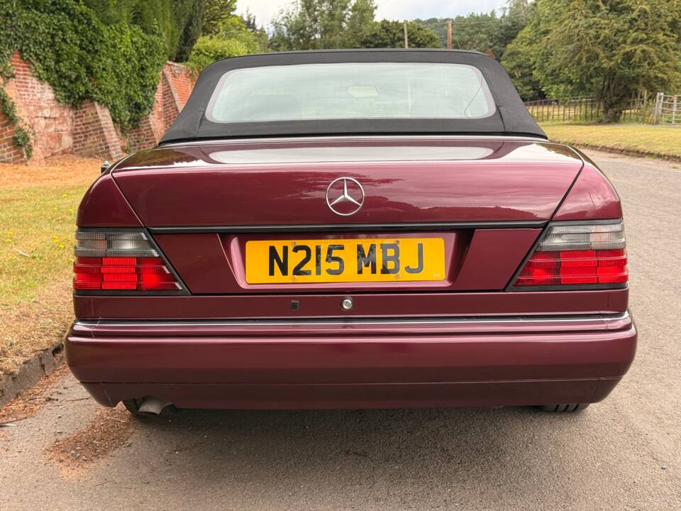 Bild 4/32 von Mercedes-Benz E 220 (1996)