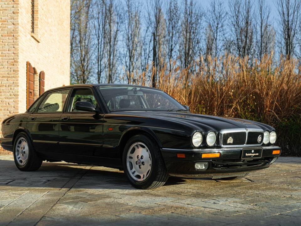 Bild 2/50 von Jaguar XJ 6 4.0 Sport (1995)