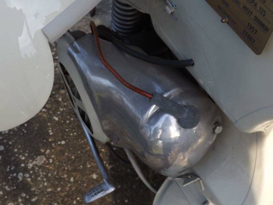 Image 32/38 of Piaggio Vespa 125 (1957)