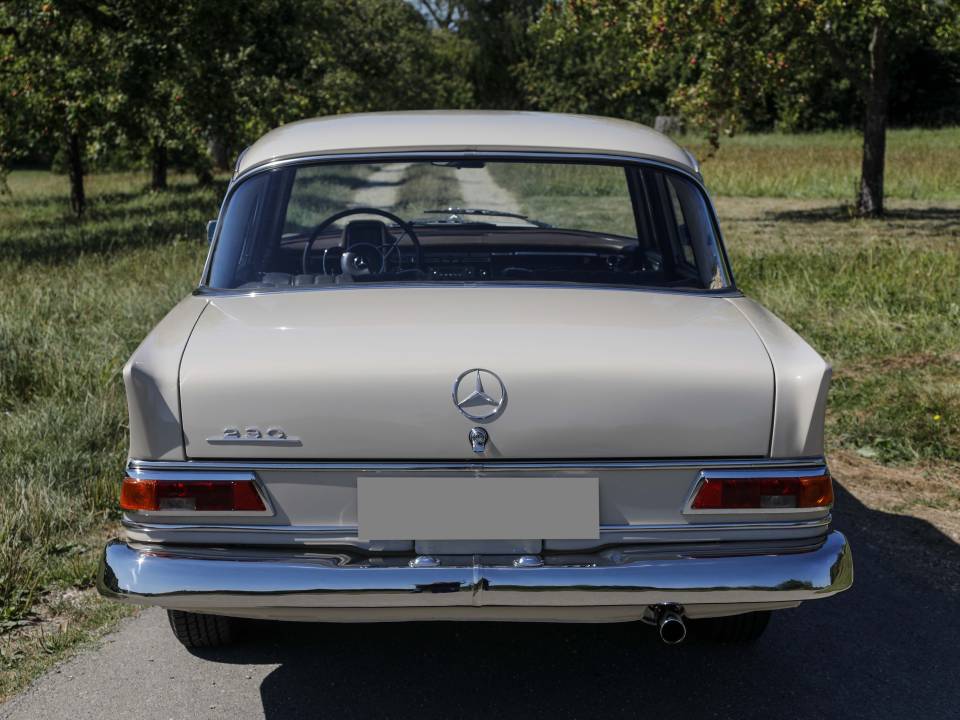 Image 2/9 de Mercedes-Benz 230 (1967)