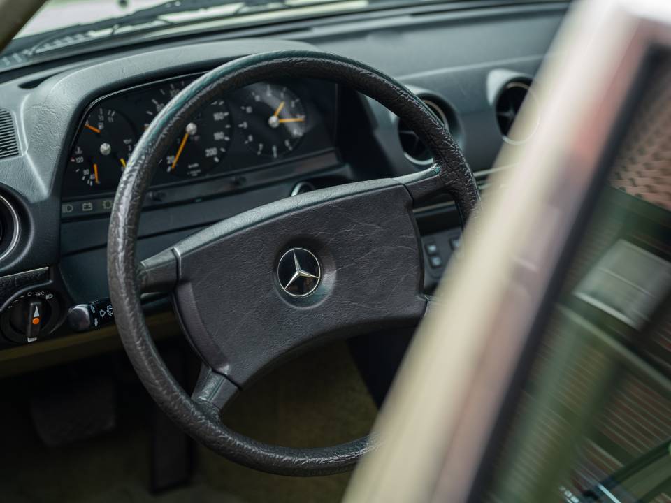 Image 23/42 of Mercedes-Benz 230 TE (1982)