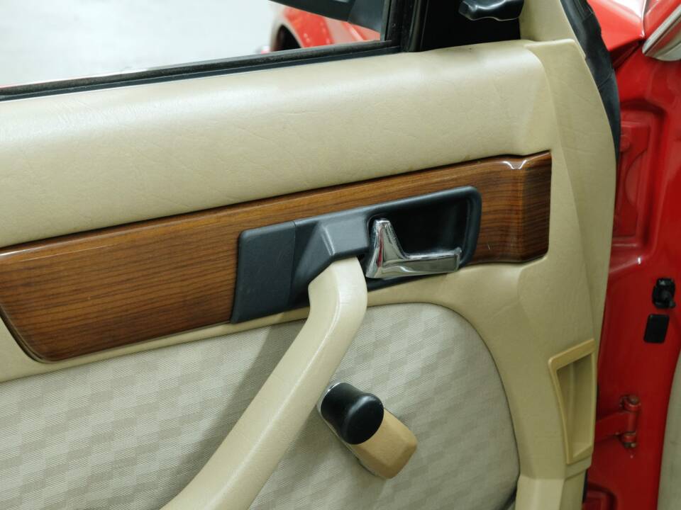Bild 23/50 von Mercedes-Benz 260 SE (1986)