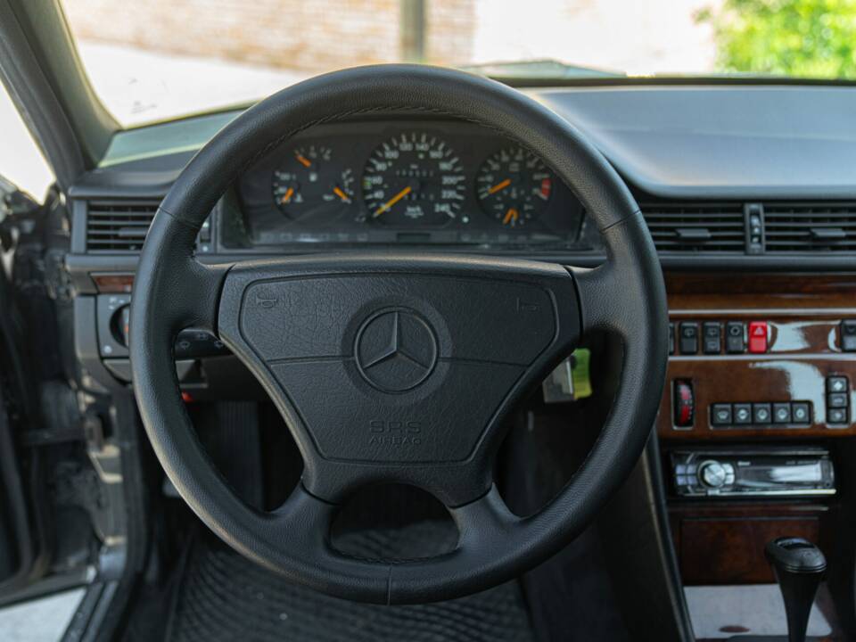 Immagine 34/44 di Mercedes-Benz 200 TE (1992)